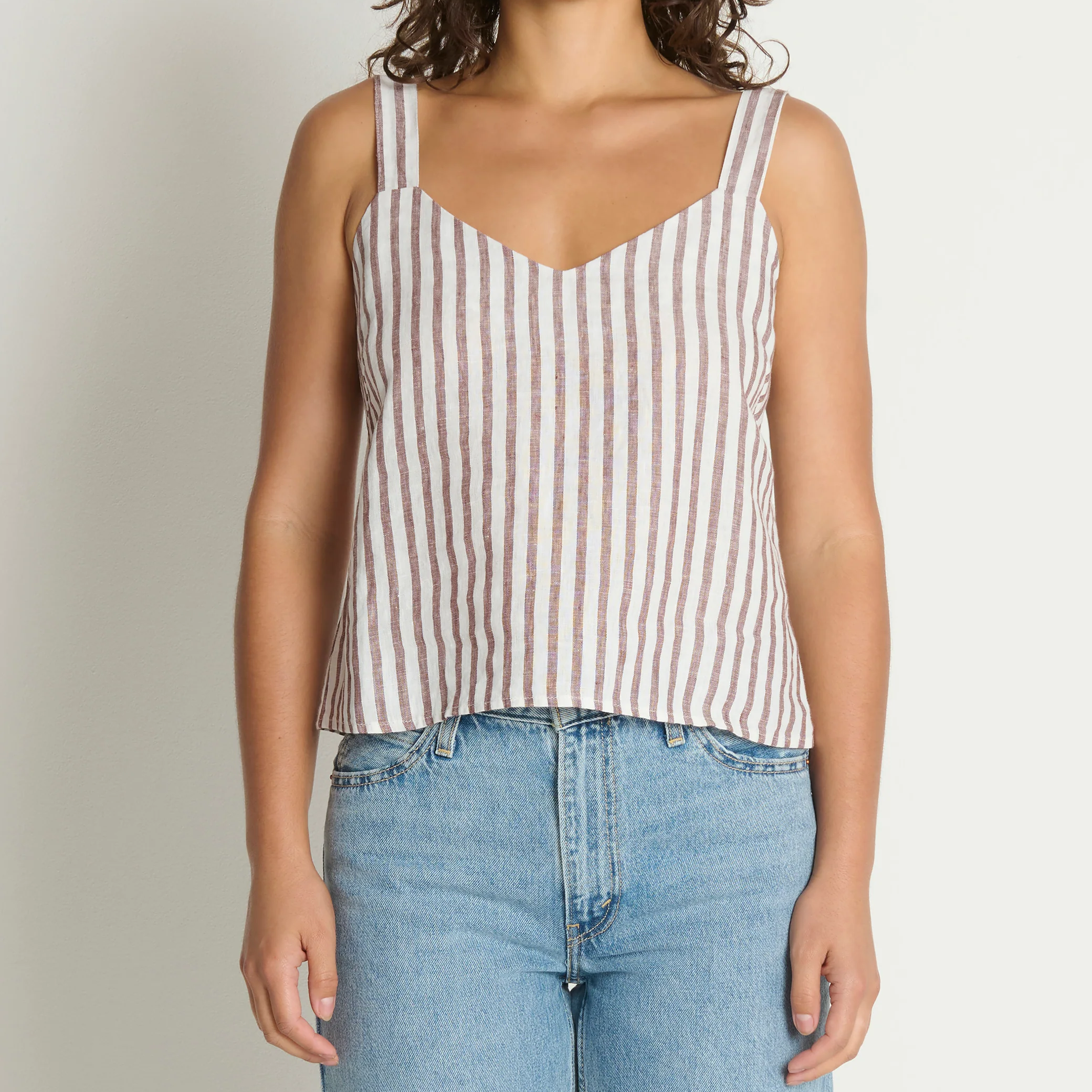 Geradlinig geschnittenes gestreiftes Leinen‑Tanktop mit schmeichelhaftem V‑Ausschnitt
