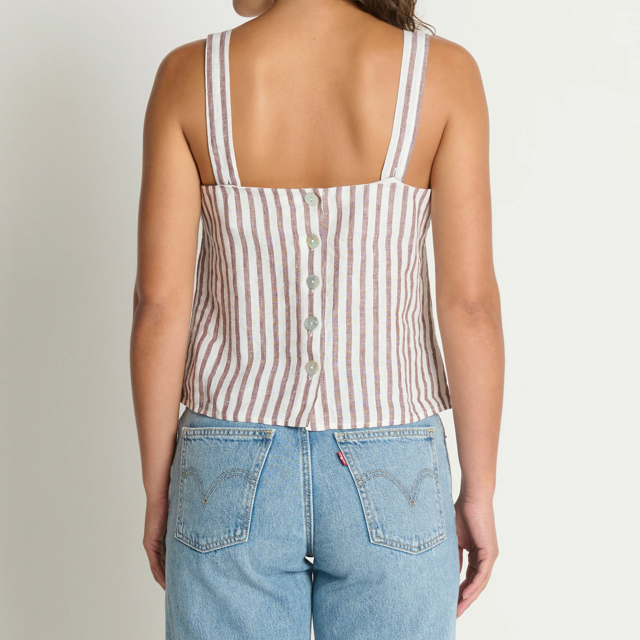 Geradlinig geschnittenes gestreiftes Leinen‑Tanktop mit schmeichelhaftem V‑Ausschnitt