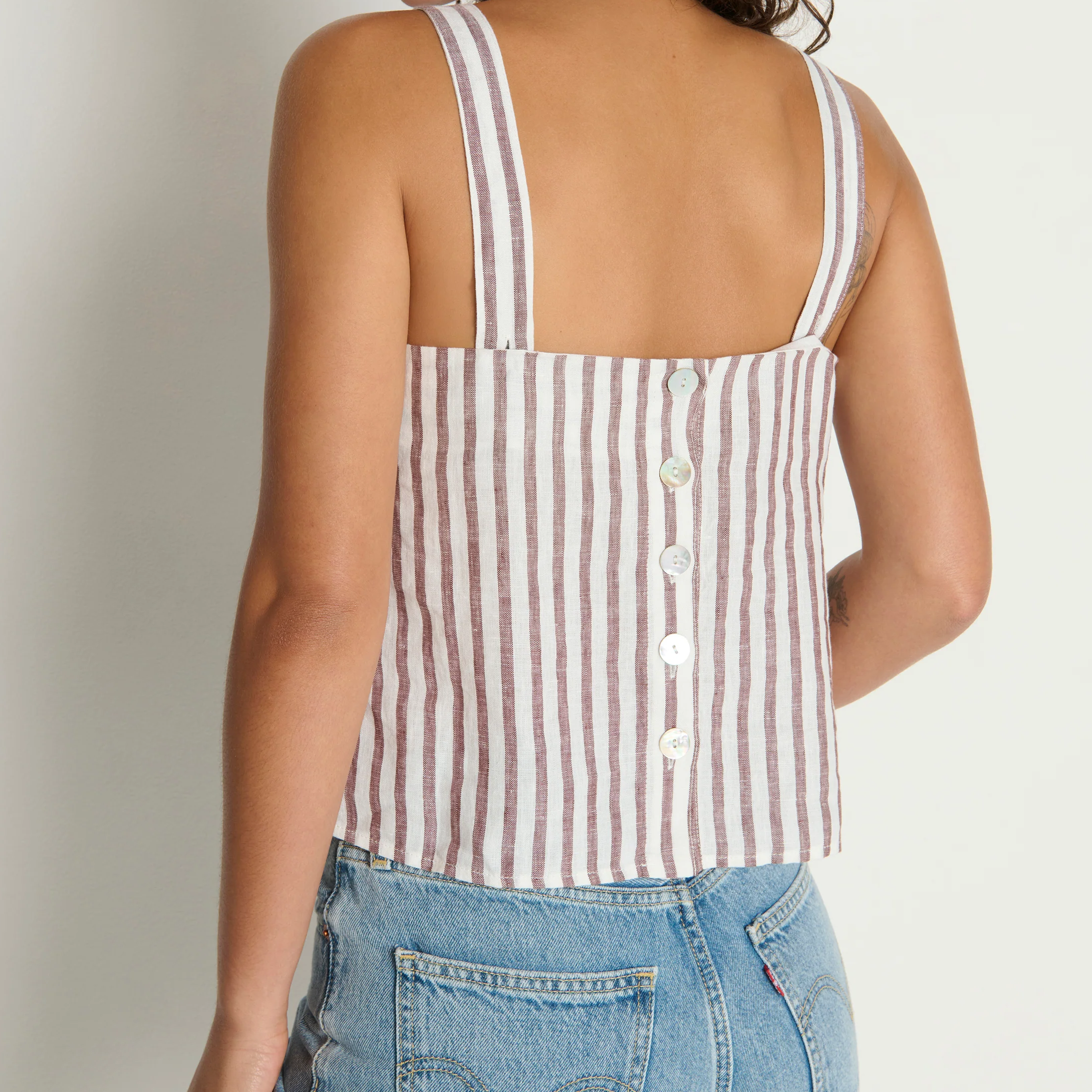 Geradlinig geschnittenes gestreiftes Leinen‑Tanktop mit schmeichelhaftem V‑Ausschnitt
