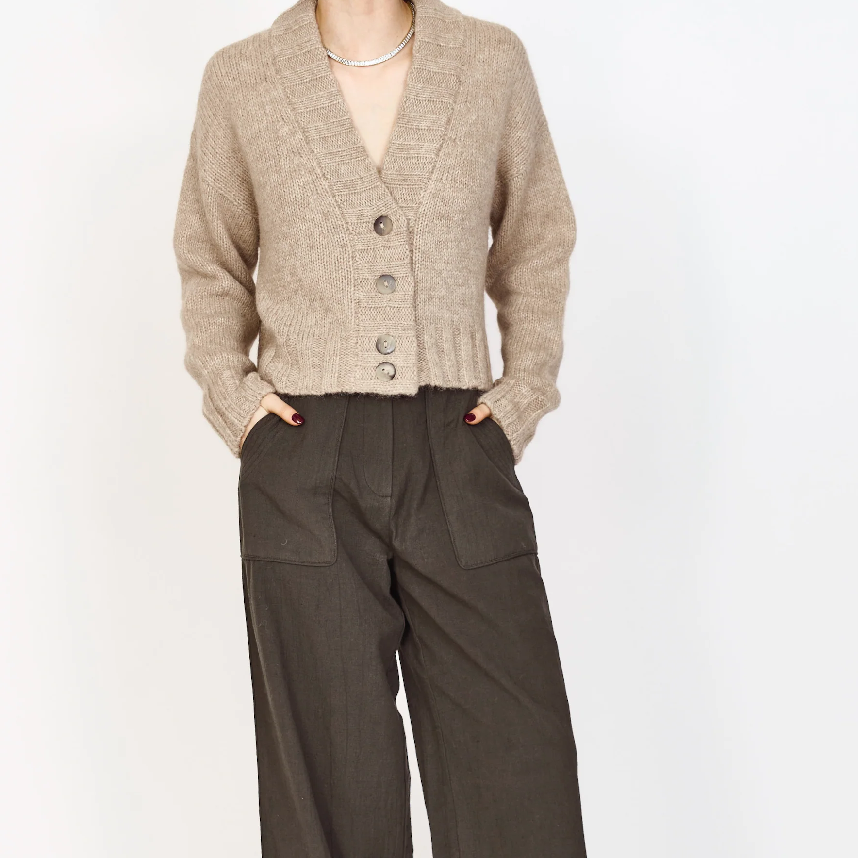 Kurz geschnittener Strickcardigan mit drei Knöpfen aus nachhaltiger Baby‑Alpakawolle in Kamelfarbe