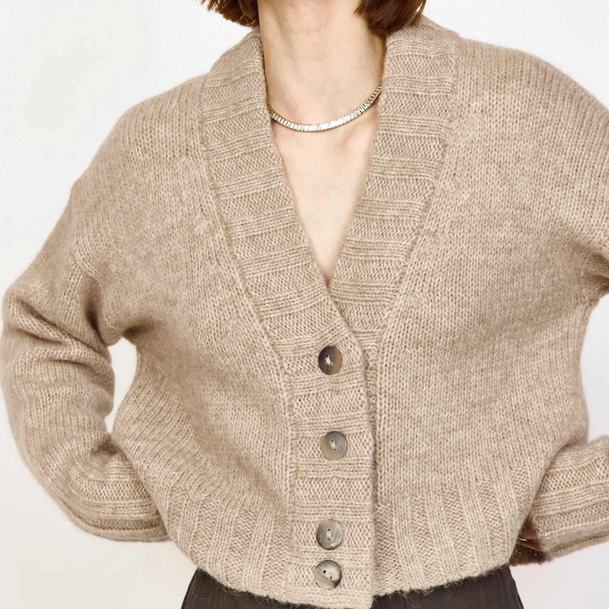 Kurz geschnittener Strickcardigan mit drei Knöpfen aus nachhaltiger Baby‑Alpakawolle in Kamelfarbe