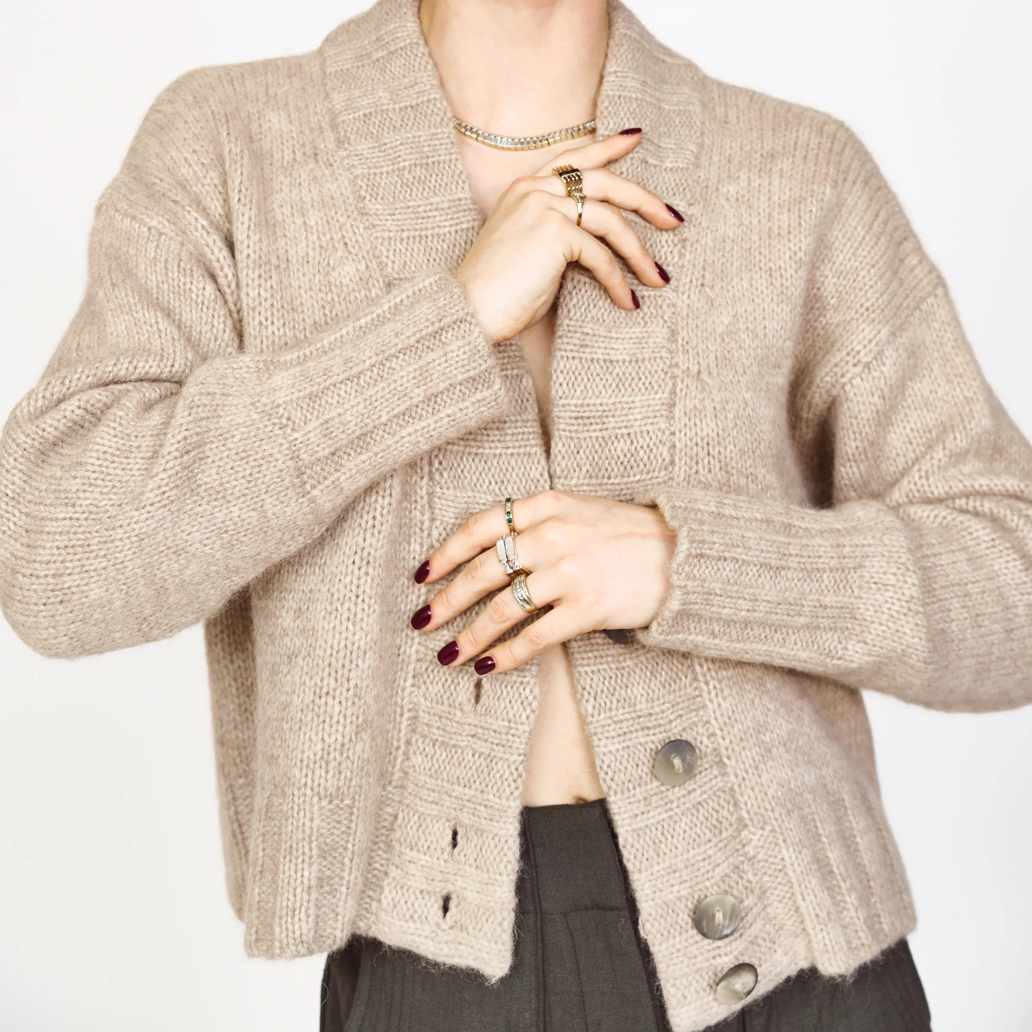 Kurz geschnittener Strickcardigan mit drei Knöpfen aus nachhaltiger Baby‑Alpakawolle in Kamelfarbe