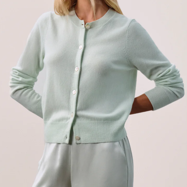 Kurz geschnittener Rundhals‑Kaschmircardigan im Retro‑Stil der 90er Jahre mit Perlmuttknöpfen
