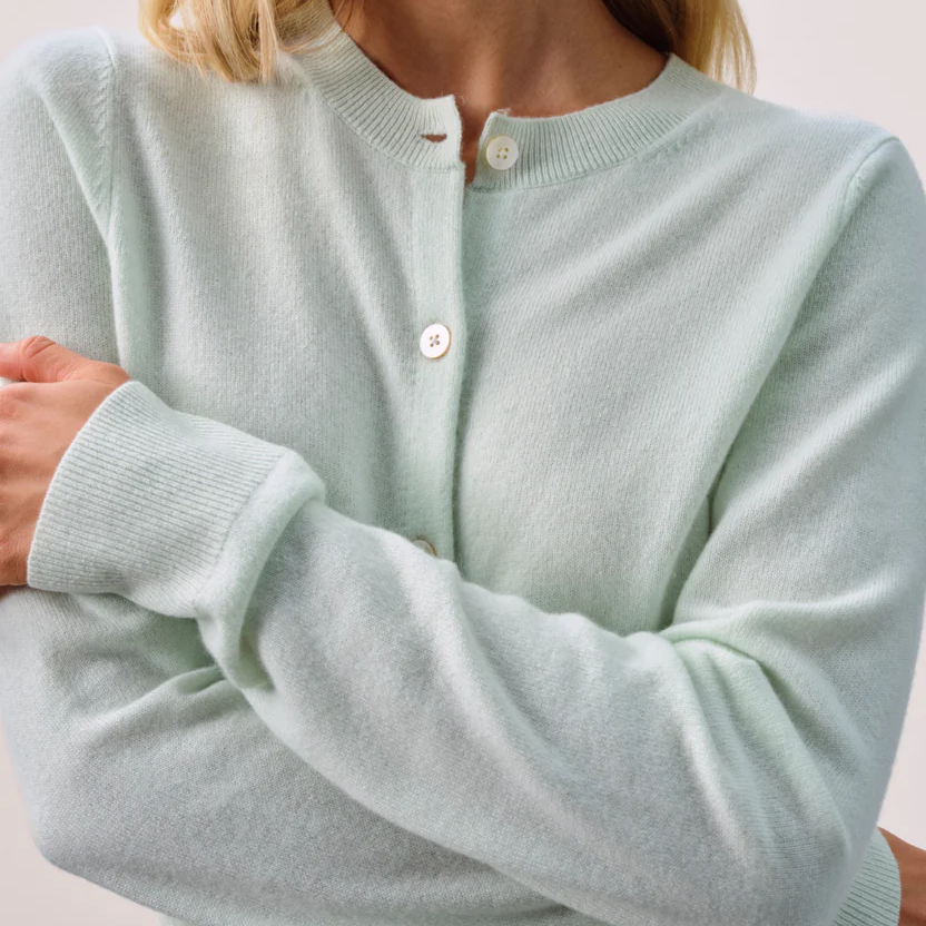Kurz geschnittener Rundhals‑Kaschmircardigan im Retro‑Stil der 90er Jahre mit Perlmuttknöpfen