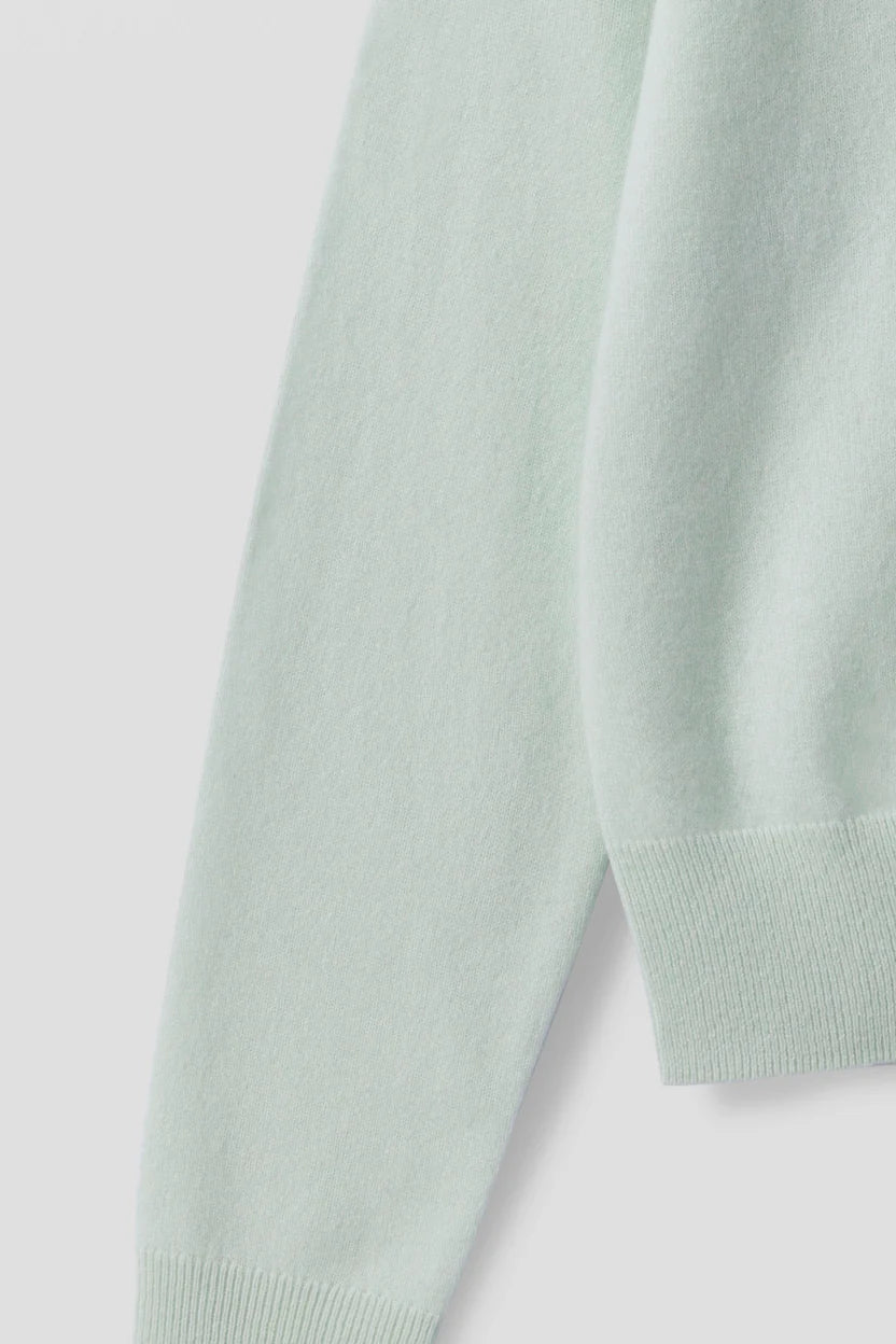 Kurz geschnittener Rundhals‑Kaschmircardigan im Retro‑Stil der 90er Jahre mit Perlmuttknöpfen