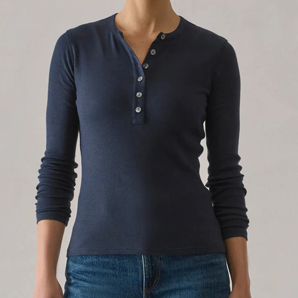 Schmal geschnittenes geripptes langärmeliges Henley‑Oberteil aus dehnbarer Bio‑Baumwolle
