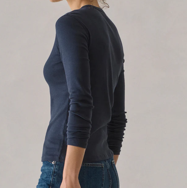 Schmal geschnittenes geripptes langärmeliges Henley‑Oberteil aus dehnbarer Bio‑Baumwolle