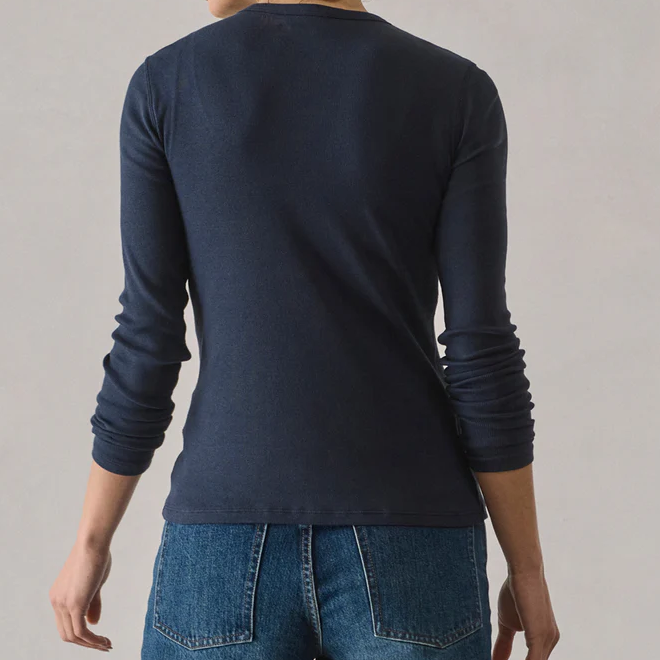 Schmal geschnittenes geripptes langärmeliges Henley‑Oberteil aus dehnbarer Bio‑Baumwolle