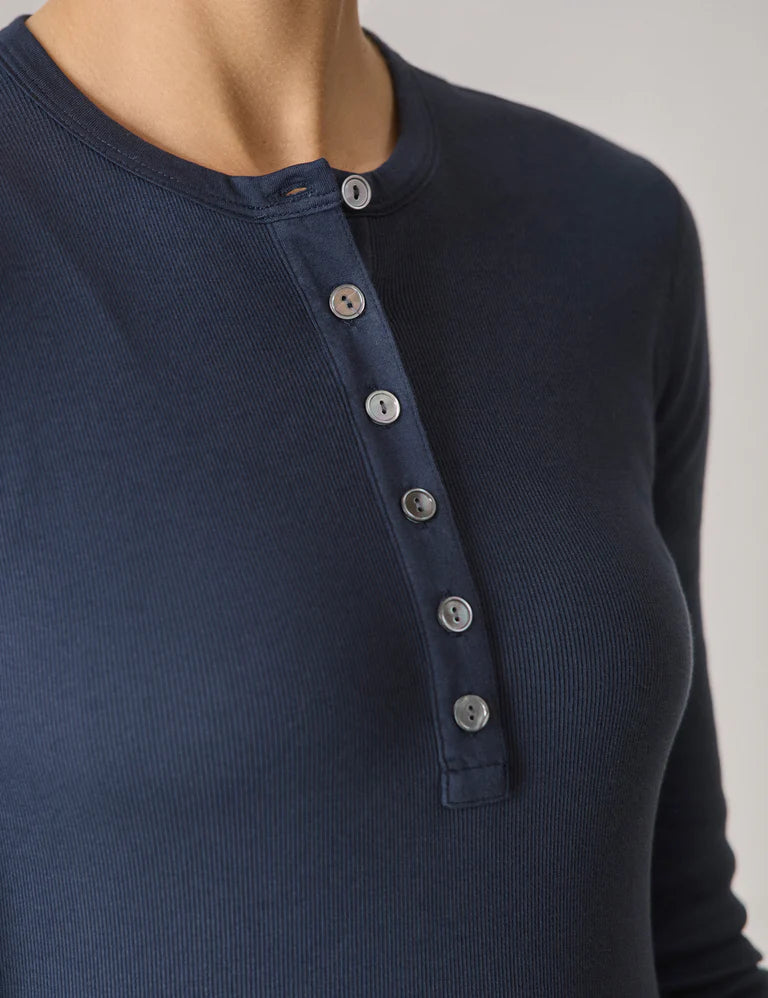 Schmal geschnittenes geripptes langärmeliges Henley‑Oberteil aus dehnbarer Bio‑Baumwolle