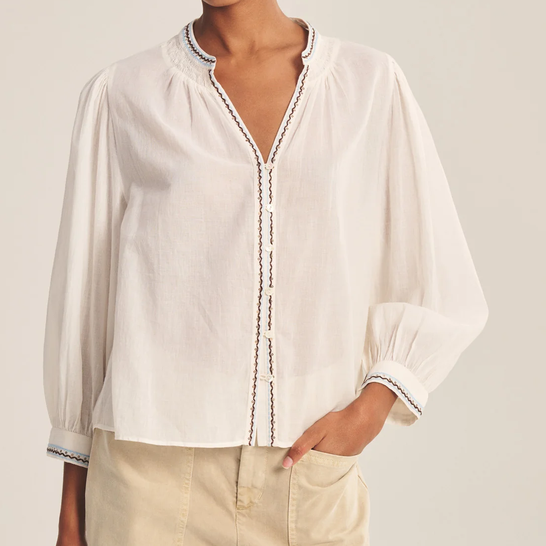 Luftige Baumwoll-Voile-Bluse mit feiner Stickerei und Paillettenverzierungen