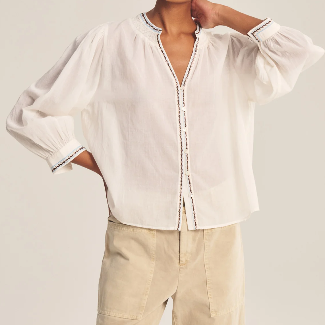 Luftige Baumwoll-Voile-Bluse mit feiner Stickerei und Paillettenverzierungen