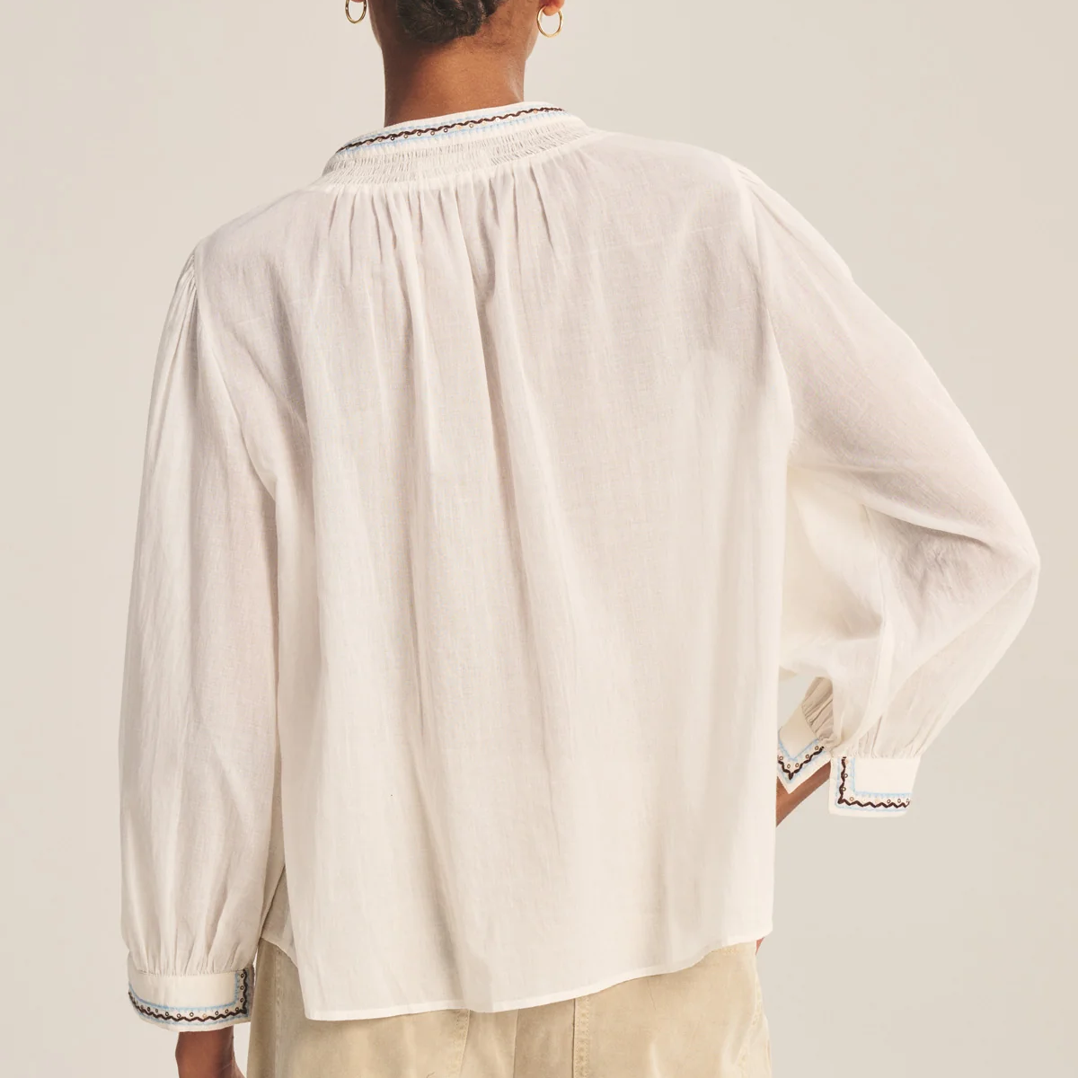 Luftige Baumwoll-Voile-Bluse mit feiner Stickerei und Paillettenverzierungen